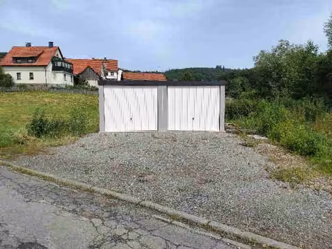 Zwangsversteigerung Einfamilienhaus in Lindenfels, Winterkasten – Außenansicht der Doppel-Fertiggarage auf Flurstück 229/2.