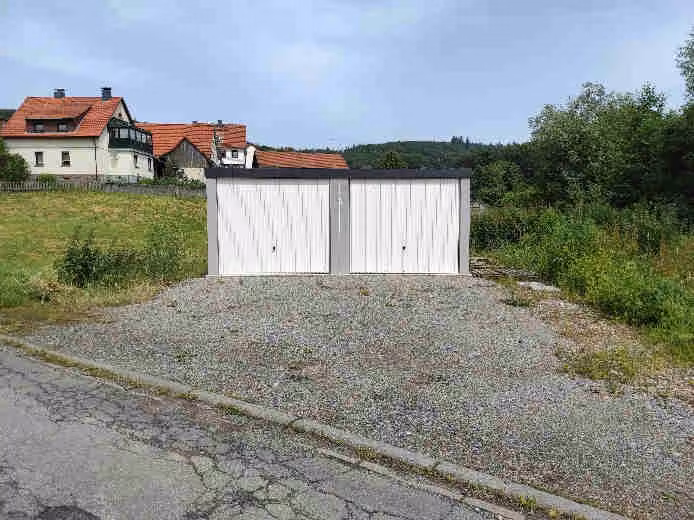 Zwangsversteigerung Einfamilienhaus in Lindenfels, Winterkasten – Außenansicht der Doppel-Fertiggarage auf Flurstück 229/2.