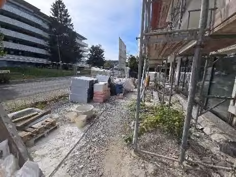 Zwangsversteigerung Eigentumswohnung in Neu-Anspach, Anspach – Bereich der Tiefgarageneinfahrt im Untergeschoss des Gebäudes.