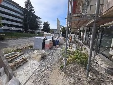 Zwangsversteigerung Eigentumswohnung in Neu-Anspach, Anspach – Bereich der Tiefgarageneinfahrt im Untergeschoss des Gebäudes.