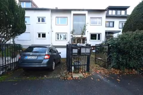 Zwangsversteigerung Einfamilienhaus in Frankfurt am Main, Sachsenhausen-Süd – Straßenfassade des Wohnhauses an der Nordseite.