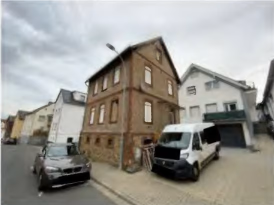 Zwangsversteigerung Wohn-/Geschäftshaus in Wetzlar, Hermannstein – Straßen- und Seitenansicht mit Zufahrt und Hoffläche.