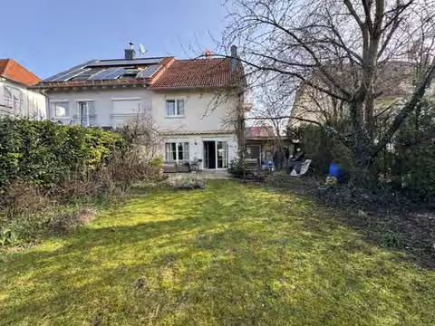Zwangsversteigerung Doppelhaushälfte in Maintal, Bischofsheim – Rückwärtige Außenansicht mit Gartenfläche und Terrassenzugang.