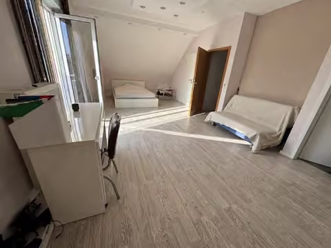 Zwangsversteigerung Doppelhaushälfte in Maintal, Bischofsheim – Ausgebautes Dachgeschoss mit Laminatboden und Dachflächenfenster.