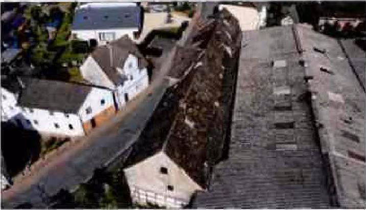 Zwangsversteigerung Mehrfamilienhaus in Großalmerode – Luftaufnahme des Dachs und der südlich angrenzenden Hallenbebauung.