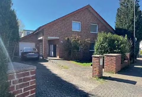 Zwangsversteigerung Zweifamilienhaus in Offenbach am Main, Bieber – Vorderansicht und Zufahrt des freistehenden Zweifamilienhauses von der Konrad-Adenauer-Straße.