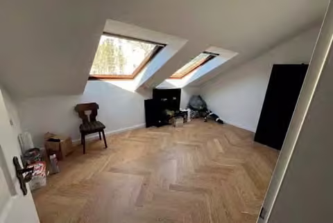 Zwangsversteigerung Zweifamilienhaus in Offenbach am Main, Bieber – Großzügiges Studiozimmer im modernisierten Dachgeschoss mit Parkettboden.