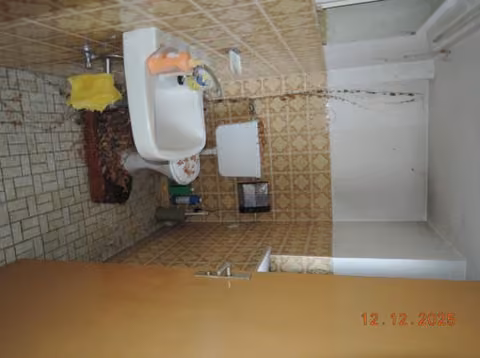 Zwangsversteigerung Eigentumswohnung in Brensbach – Küche und Zimmer im Erdgeschoss.