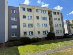 Zwangsversteigerung Eigentumswohnung in Maintal, Dörnigheim – Außenansicht Westendstraße 84 Nordostfassade mit Markierung der Wohnung Nr. 41 im Erdgeschoss.