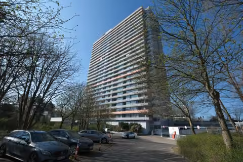 Zwangsversteigerung Eigentumswohnung in Eschborn – Gesamteindruck Ostfassade des 24-geschossigen Wohnhochhauses