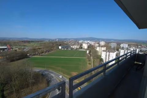 Zwangsversteigerung Eigentumswohnung in Eschborn – Panoramablick aus der Loggia im 17. Obergeschoss in Richtung Taunus