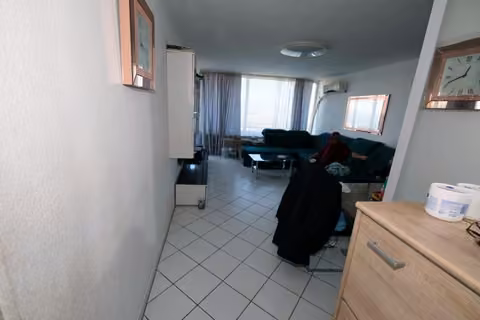 Zwangsversteigerung Eigentumswohnung in Eschborn – Wohnbereich mit Zugang zur Loggia und Fliesenboden