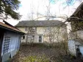 Zwangsversteigerung Einfamilienhaus in Braunfels, Neukirchen – Außenansicht der Hofreite Flurstück 135 und Garagengebäude Flurstück 39/3.