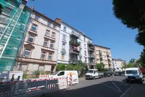 Zwangsversteigerung Eigentumswohnung in Frankfurt am Main, Nordend-Ost – Straßenansicht der Liegenschaft Luisenstraße 43 mit Markierung der Dachgeschosswohnung.