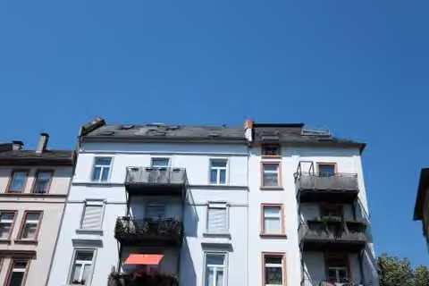 Zwangsversteigerung Eigentumswohnung in Frankfurt am Main, Nordend-Ost – Blick auf Dachfläche, Dachflächenfenster und den Austritt ohne Absturzsicherung.