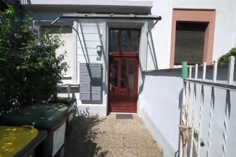 Zwangsversteigerung Eigentumswohnung in Frankfurt am Main, Nordend-Ost – Hauseingangsbereich mit modernisierter Hauseingangstür.