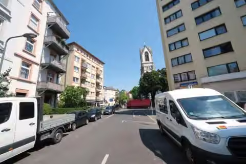 Zwangsversteigerung Eigentumswohnung in Frankfurt am Main, Nordend-Ost – Blick von der Liegenschaft nach Norden in Richtung Martin-Luther-Platz.
