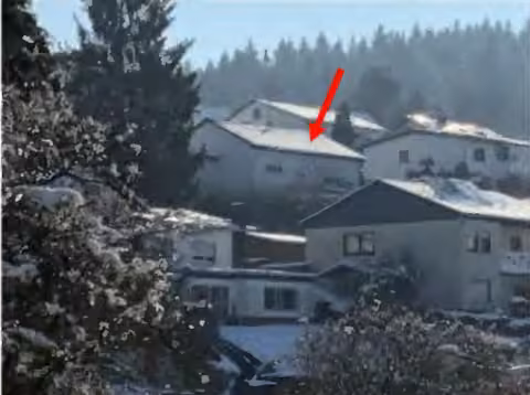 Zwangsversteigerung in Wetzlar, Blasbach – Rückansicht des Objekts von der Hangunterseite.