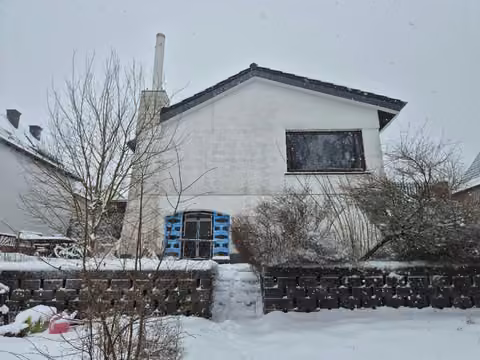 Zwangsversteigerung Einfamilienhaus in Bad Endbach, Bottenhorn – Rückwärtige Ansicht des Gebäudes und des Gartenbereichs.