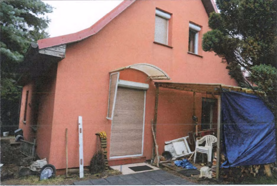 Zwangsversteigerung Einfamilienhaus in Grambow, Schwennenz – Rückwärtige Gebäudeansicht mit zweigeschossigem Anbau und verglastem Dachaufbau.