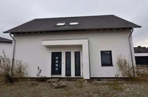 Zwangsversteigerung Einfamilienhaus in Goslar, Grauhof / Jürgenohl – Frontalansicht des freistehenden Einfamilienhauses von der Straßenseite.
