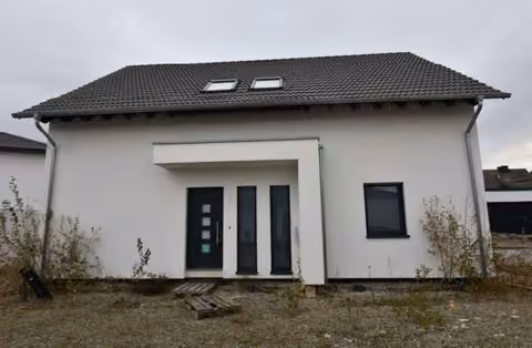 Zwangsversteigerung Einfamilienhaus in Goslar, Grauhof / Jürgenohl – Straßenansicht des Bewertungsobjekts aus westlicher Richtung.