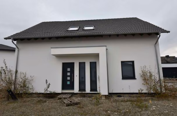 Zwangsversteigerung Einfamilienhaus in Goslar, Grauhof / Jürgenohl – Straßenansicht des Bewertungsobjekts aus westlicher Richtung.