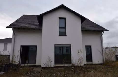 Zwangsversteigerung Einfamilienhaus in Goslar, Grauhof / Jürgenohl – Rückansicht des Gebäudes aus östlicher Richtung.