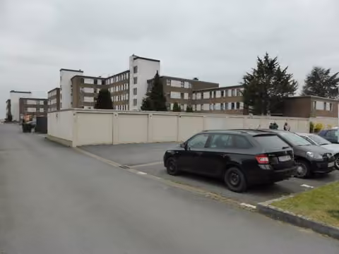 Zwangsversteigerung Eigentumswohnung in Achim, Baden – Außenansicht der terrassenförmigen Wohnanlage Schwedenschanze 9.