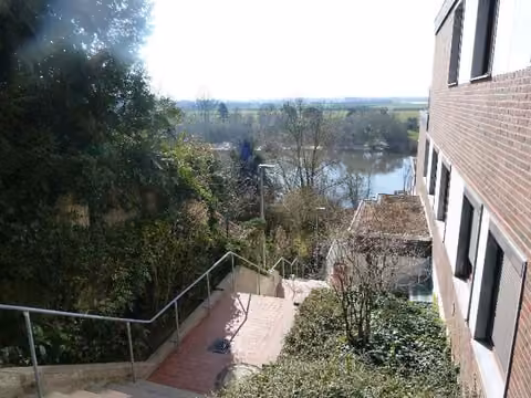 Zwangsversteigerung Eigentumswohnung in Achim, Baden – Treppenanlage am Weserhang mit Blick in die Marsch.
