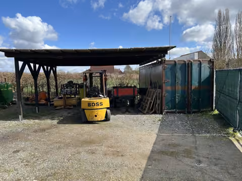 Zwangsversteigerung Einfamilienhaus in Dassel, Deitersen – Ansicht des Stahlblechcontainers mit angrenzendem Holzunterstand auf Flurstück 575/101.