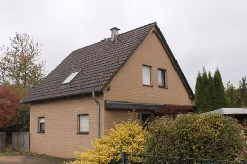 Zwangsversteigerung Einfamilienhaus in Aerzen, Grießem – Giebelansicht des Wohnhauses aus östlicher Richtung.