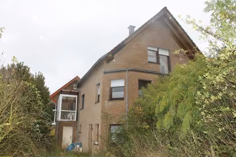 Zwangsversteigerung Einfamilienhaus in Aerzen, Grießem – Gartenansicht des Wohnhauses aus nordwestlicher Richtung.