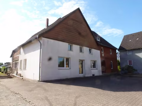 Zwangsversteigerung Wohn-/Geschäftshaus in Bad Münder am Deister, Bakede – Titelbild Außenansicht des Hauptwohnhauses von der Zufahrt aus.