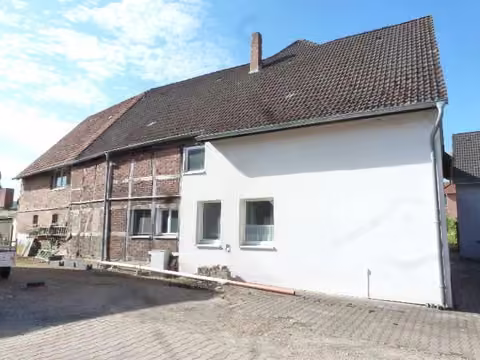 Zwangsversteigerung Wohn-/Geschäftshaus in Bad Münder am Deister, Bakede – Wohnhaus Ansicht von Nordosten mit Fachwerkfassade.