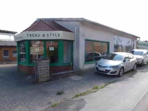 Zwangsversteigerung Wohn-/Geschäftshaus in Bad Münder am Deister, Bakede – Gewerbegebäude B (ehemaliger Friseursalon) von Südwesten.