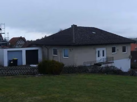 Zwangsversteigerung Einfamilienhaus in Salzgitter, Gitter – Ostansicht des Wohnhauses über die Gartenfläche.