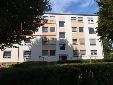 Zwangsversteigerung Eigentumswohnung in Salzgitter, Lebenstedt – Außenansicht des Mehrfamilienhauses von Osten mit Kennzeichnung der Wohnung im 2. OG.