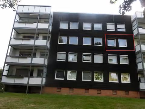 Zwangsversteigerung Eigentumswohnung in Salzgitter, Lebenstedt – Außenansicht des Gebäudes von Westen mit Balkonen und Kennzeichnung der Einheit.