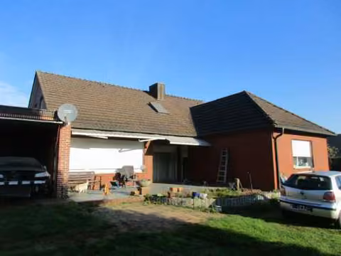 Zwangsversteigerung Einfamilienhaus in Haselünne – Gartenansicht des Wohnhauses mit rückwärtiger Fassade.