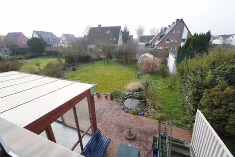 Zwangsversteigerung Doppelhaushälfte in Kamen, Methler – Gartenansicht mit Blick über das Grundstück nach Süden.