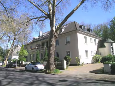 Zwangsversteigerung Eigentumswohnung in Düsseldorf, Benrath – Straßenfront des Dreifamilienhauses in der Pigageallee 7.