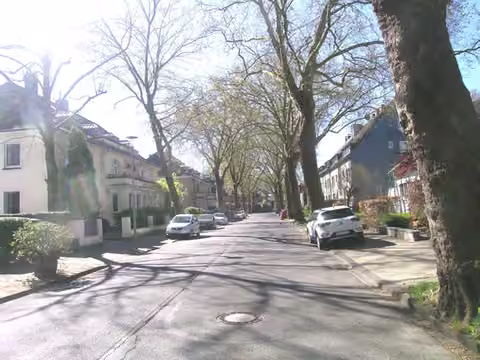 Zwangsversteigerung Eigentumswohnung in Düsseldorf, Benrath – Ansicht der baumbestandenen Pigageallee nach Norden.