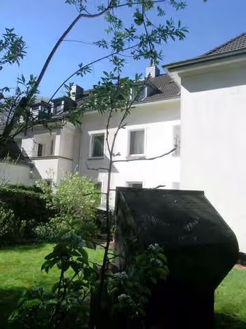 Zwangsversteigerung Eigentumswohnung in Düsseldorf, Benrath – Rückwärtige Gartenansicht des Gebäudes zum Schlosspark hin.
