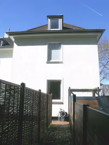 Zwangsversteigerung Eigentumswohnung in Düsseldorf, Benrath – Zugeordnete Gartenfläche im Sondernutzungsrecht mit Bewuchs.