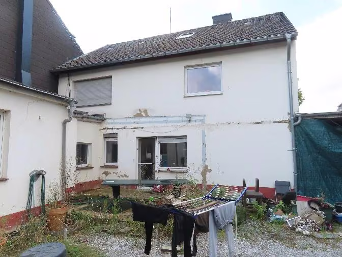 Zwangsversteigerung Einfamilienhaus in Titz, Hasselsweiler – Rückwärtige Gebäudeansicht des Wohnhauses mit Hofbereich.