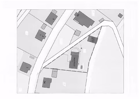 Zwangsversteigerung Zweifamilienhaus in Schieder-Schwalenberg, Lothe – Lageplan des Flurstücks 16 mit Gebäudeanordnung und Grenzdarstellung.