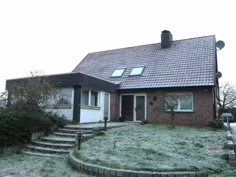 Zwangsversteigerung Einfamilienhaus in Recklinghausen – Vorderansicht des freistehenden Einfamilienhauses mit Hauseingang und Vorgartentreppe.