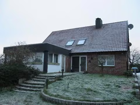 Zwangsversteigerung Einfamilienhaus in Recklinghausen – Außenansicht der Immobilie mit Treppenaufgang und Klinkerfassade.