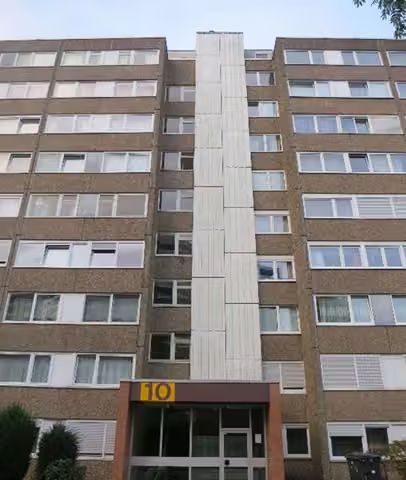 Zwangsversteigerung Eigentumswohnung in Bergisch Gladbach, Bensberg – Außenansicht des Mehrfamilienhauses Giselbertstraße 10 mit Eingangsbereich.
